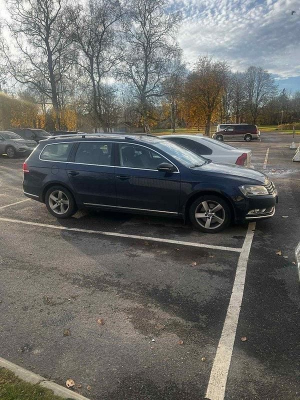 Blå Begagnad 2013 VW Passat Kombi | 75 000 kr (Marknadspris) - Bild 1/4