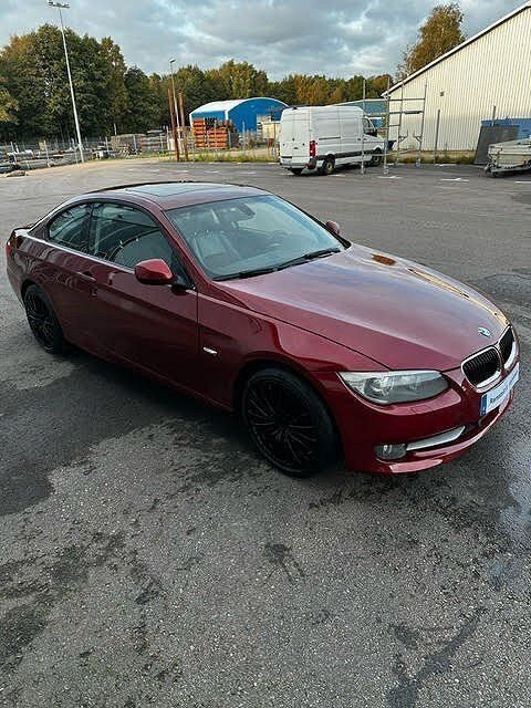 Röd Begagnad 2010 BMW 320 Comfort Edition Sportkupé | 70 900 kr (Marknadspris) - Bild 1/4
