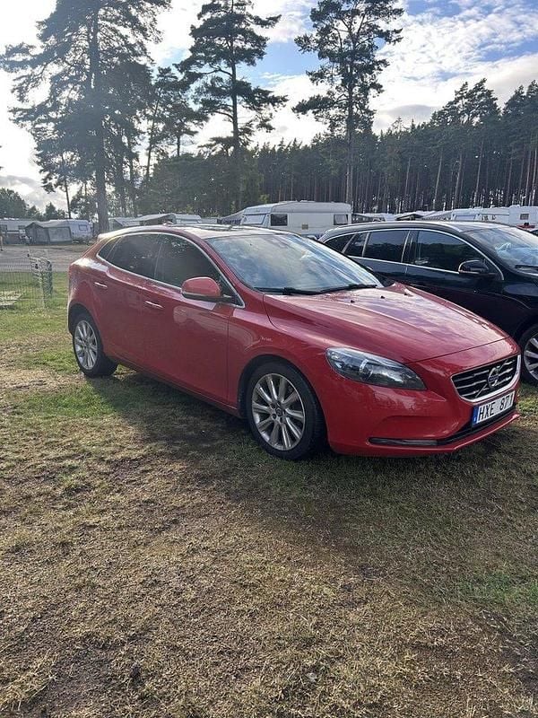 Röd Begagnad 2013 Volvo V40 Summum Kombi | 130 000 kr (Bra pris) - Bild 1/4