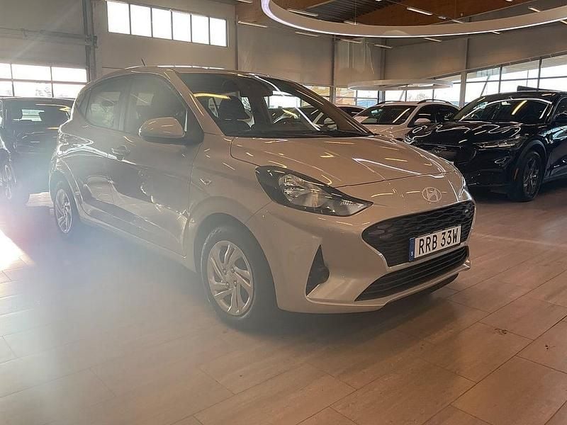 Ny Hyundai i10 Essential 63 HK (46 kW) 2025 Lumen gray pearl grå Halvkombi