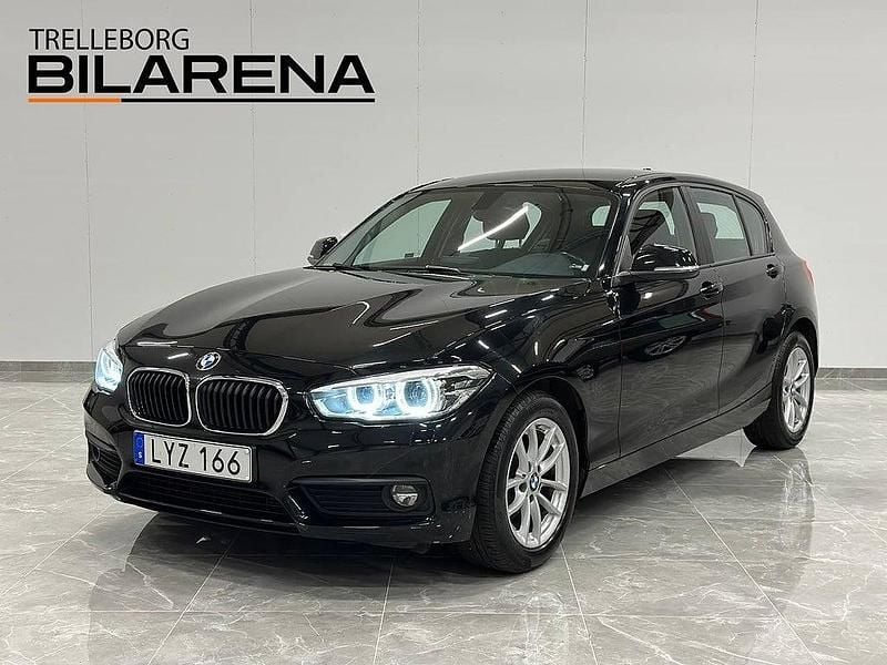 Svart Begagnad 2017 BMW 118 Advantage Halvkombi | 159 900 kr (Marknadspris) - Bild 1/4