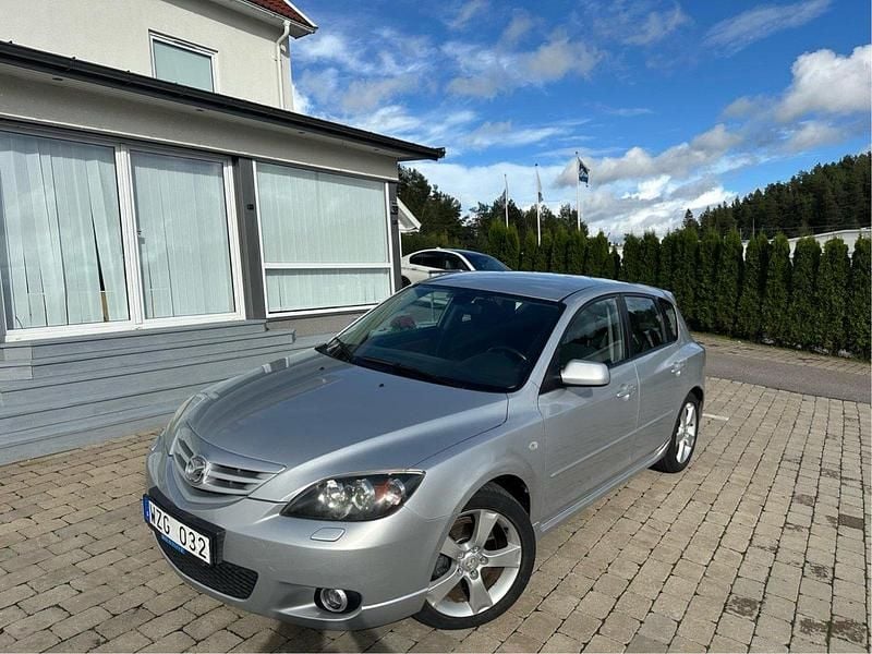 Grå Begagnad 2006 Mazda 3 Inclusive Halvkombi | 33 900 kr (Lite dyr) - Bild 1/4