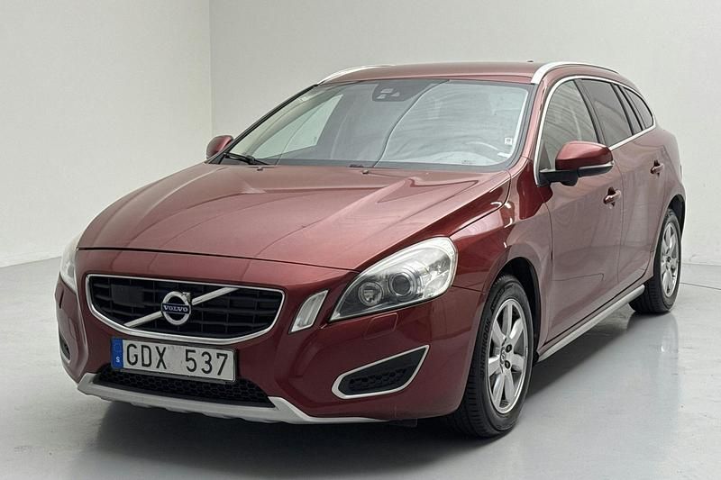 Röd Begagnad 2013 Volvo V60 Summum Kombi | 106 000 kr (Marknadspris) - Bild 1/4