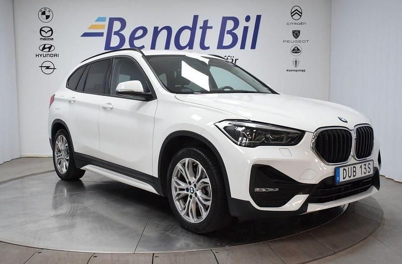 Vit Begagnad 2022 BMW X1 SUV | 221 800 kr - Bild 1/4