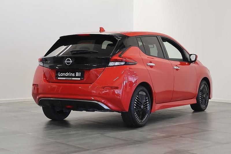 Begagnad Nissan Leaf 110 kW (150 HK) 2022 Röd Halvkombi