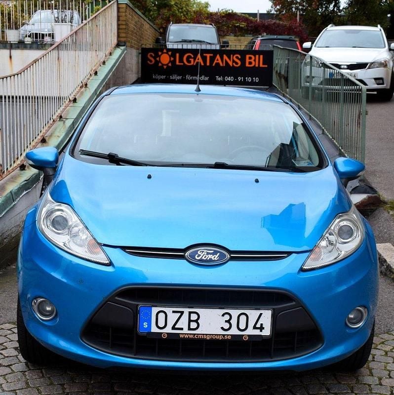 Blå Begagnad 2013 Ford Fiesta Titanium Halvkombi | 59 800 kr (Marknadspris) - Bild 1/4