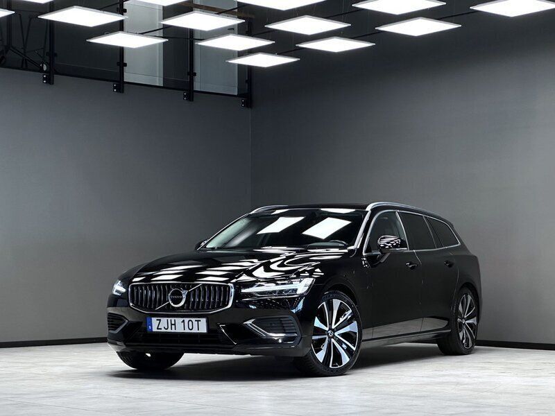 Svart Begagnad 2021 Volvo V60 Kombi | 319 900 kr (Marknadspris) - Bild 1/3