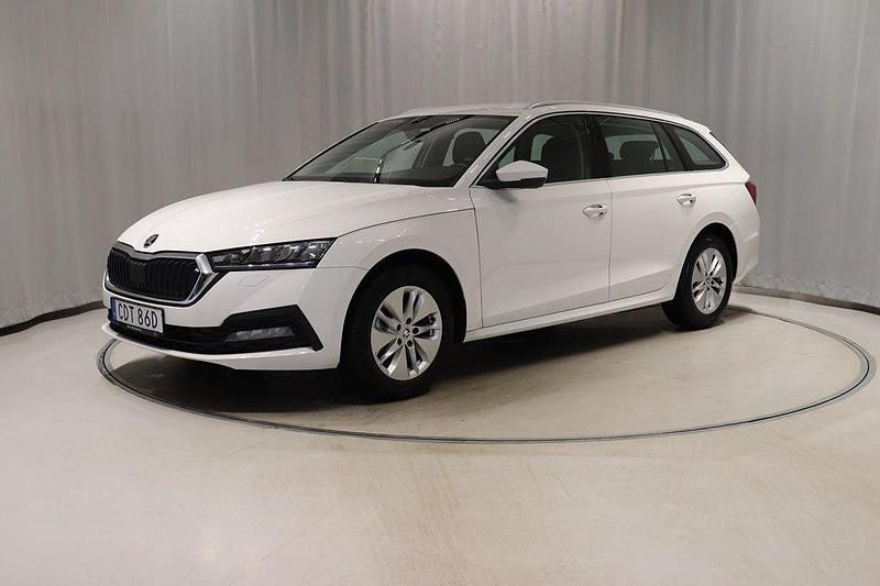 Vit (candy white) Begagnad 2023 Skoda Octavia Kombi | 266 900 kr (Marknadspris) - Bild 1/4