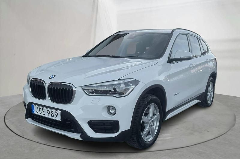 Vit Begagnad 2016 BMW X1 Sport Line SUV | 216 000 kr (Bra pris) - Bild 1/4