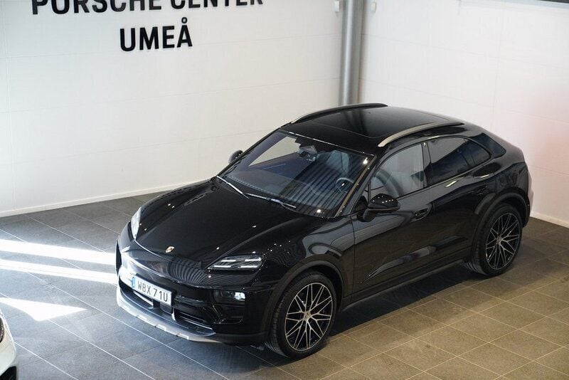 Svart (black) Begagnad 2025 Porsche Macan SUV | 1 179 000 kr (Marknadspris) - Bild 1/4