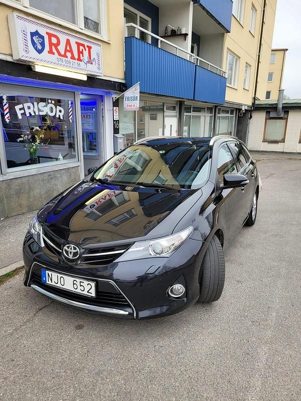 Begagnad 2013 Toyota Auris Touring Sports Multidrive S Kombi | 119 900 kr (Marknadspris) - Bild 1/4