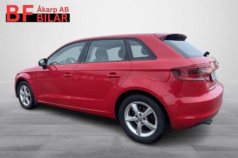 Begagnad Audi A3 Attraction 105 HK (77 kW) 2014 Röd