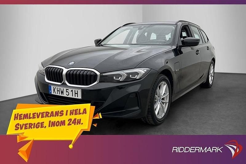 Svart Begagnad 2022 BMW 330e Sport Line Kombi | 319 800 kr (Marknadspris) - Bild 1/3