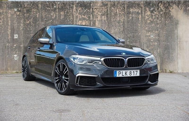 Grå Begagnad 2017 BMW M550 M Sport Sedan | 325 000 kr (Marknadspris) - Bild 1/4