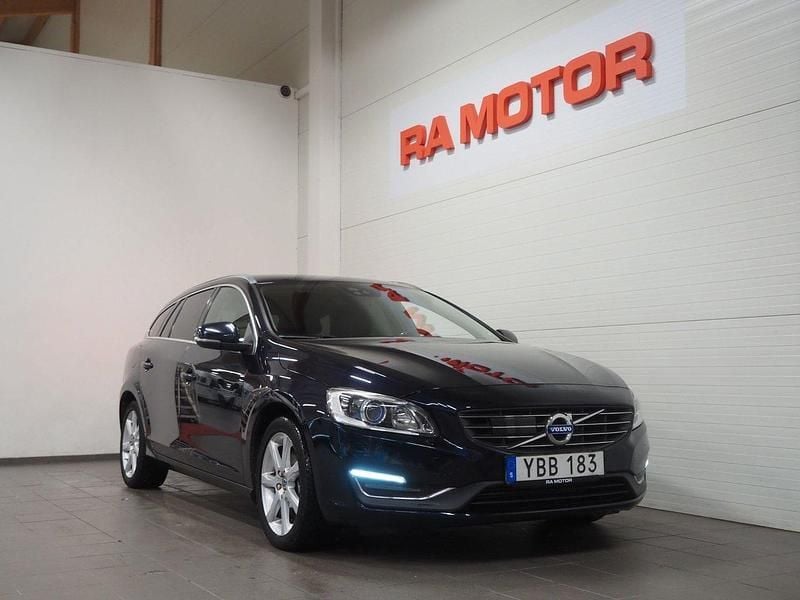 Mörkblå Begagnad 2015 Volvo V60 Summum Kombi | 139 900 kr (Marknadspris) - Bild 1/4