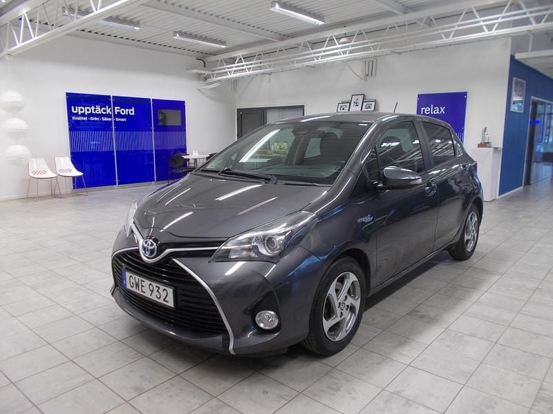 Grå Begagnad 2015 Toyota Yaris Hybrid | 144 400 kr (Superpris) - Bild 1/4