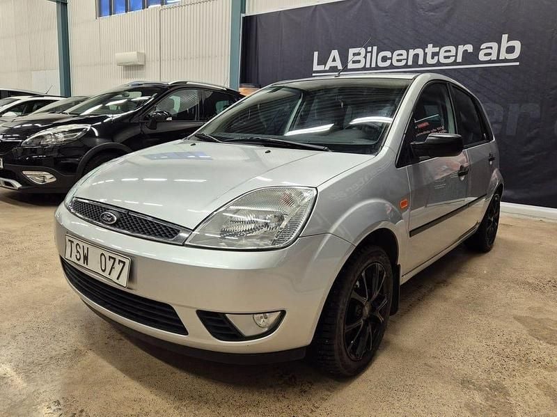 Begagnad Ford Fiesta 80 HK (58 kW) 2002 Ljusgrå Halvkombi