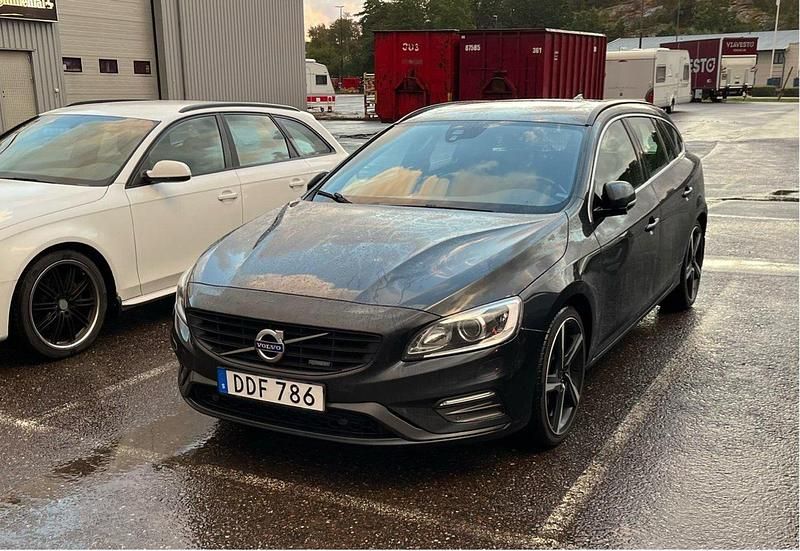 Grå Begagnad 2015 Volvo V60 R-Design Kombi | 165 000 kr (Marknadspris) - Bild 1/4