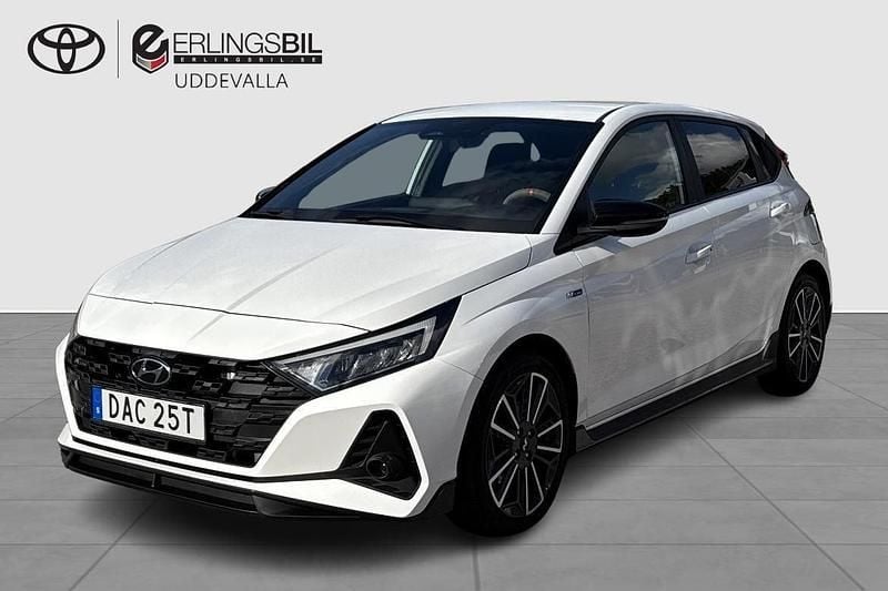 Vit Begagnad 2021 Hyundai i20 N Line Halvkombi | 189 900 kr (Marknadspris) - Bild 1/4