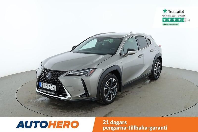 Ljusgrå Begagnad 2019 Lexus UX 250h SUV | 230 000 kr (Marknadspris) - Bild 1/4