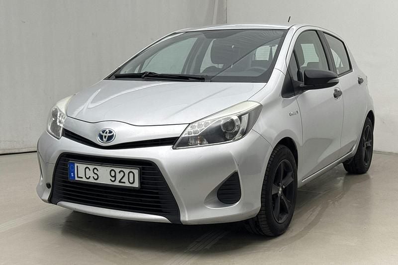Silver Begagnad 2013 Toyota Yaris Life | 99 000 kr - Bild 1/4