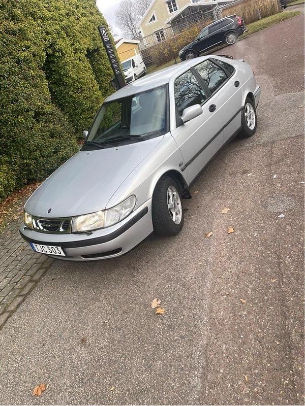 Grå Begagnad 2002 Saab 9-3 Halvkombi | 61 000 kr (Dyr) - Bild 1/4