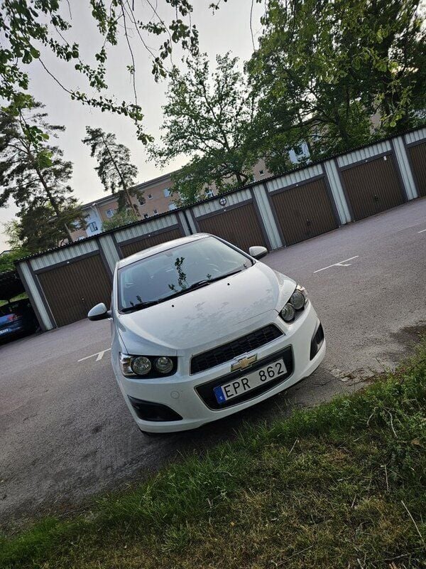 Vit Begagnad 2012 Chevrolet Aveo Halvkombi | 39 000 kr (Marknadspris) - Bild 1/4