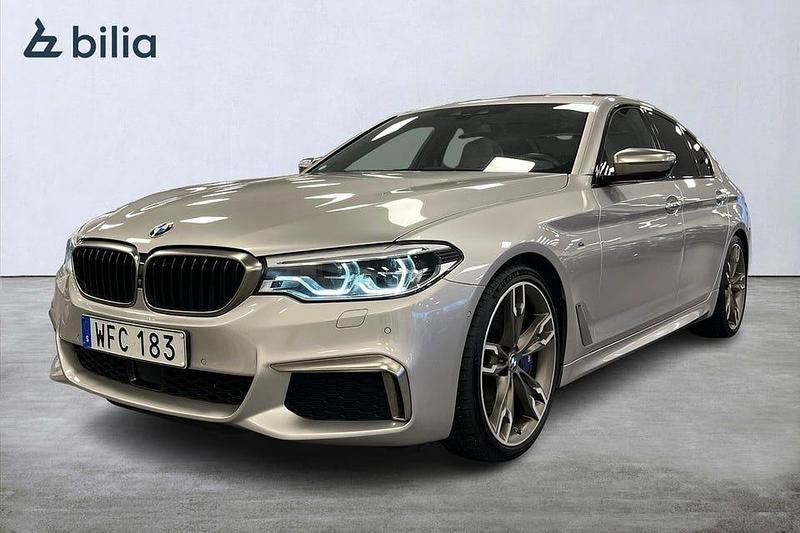 Ljusgrå Begagnad 2018 BMW M550 M Sport Sedan | 489 000 kr (Marknadspris) - Bild 1/4