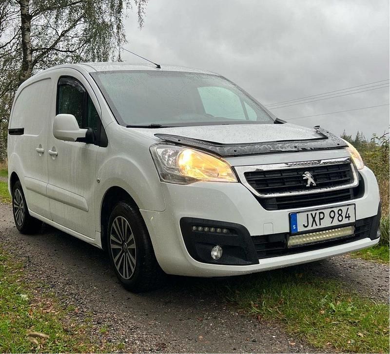 Vit Begagnad 2015 Peugeot Partner Minibuss | 59 000 kr (Marknadspris) - Bild 1/4