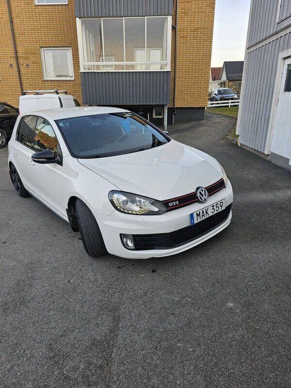 Vit Begagnad 2012 VW Golf VII GTI Halvkombi | 95 000 kr (Superpris) - Bild 1/4