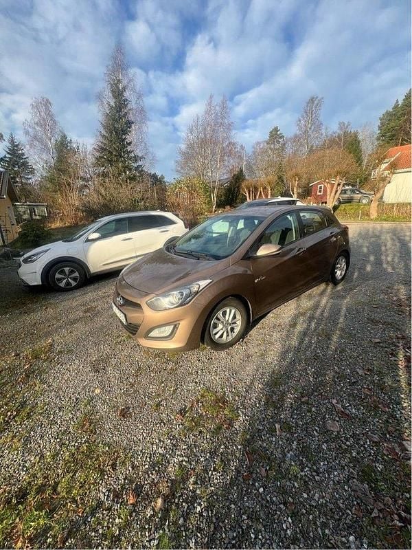 Brun Begagnad 2014 Hyundai i30 Halvkombi | 34 900 kr (Superpris) - Bild 1/4