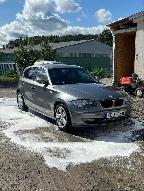Grå Begagnad 2010 BMW 116 Advantage Halvkombi | 55 000 kr (Marknadspris) - Bild 1/4