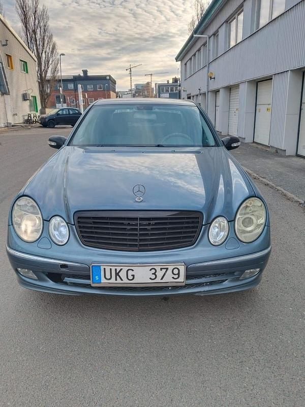Blå Begagnad 2003 Mercedes E200 | 38 700 kr (Marknadspris) - Bild 1/3