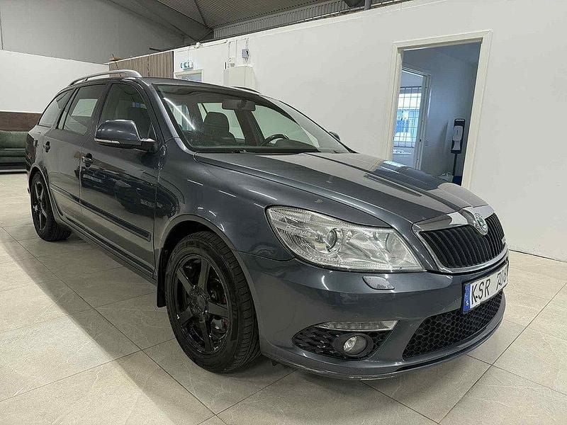 Mörkgrå (grå) Begagnad 2010 Skoda Octavia RS Kombi | 59 900 kr (Superpris) - Bild 1/4
