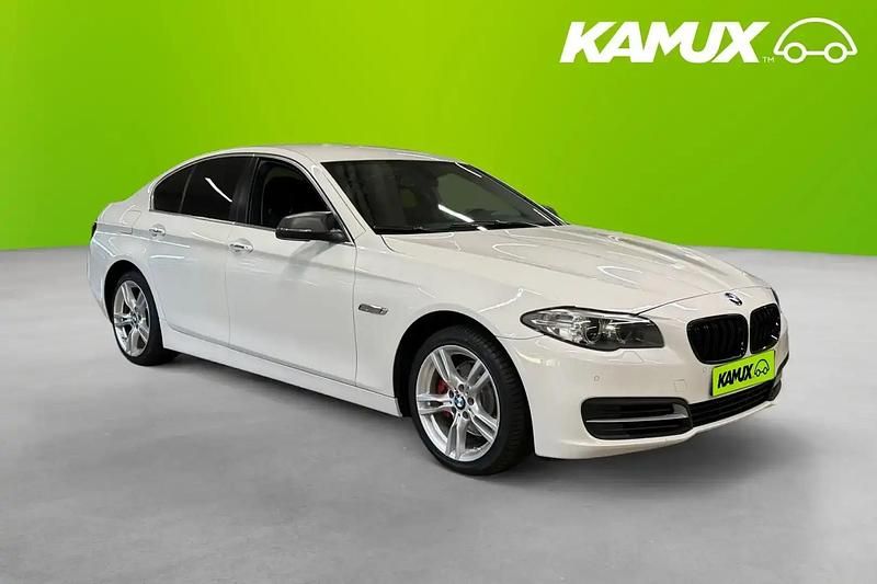 Vit Begagnad 2014 BMW 520 Sedan | 168 800 kr (Marknadspris) - Bild 1/4