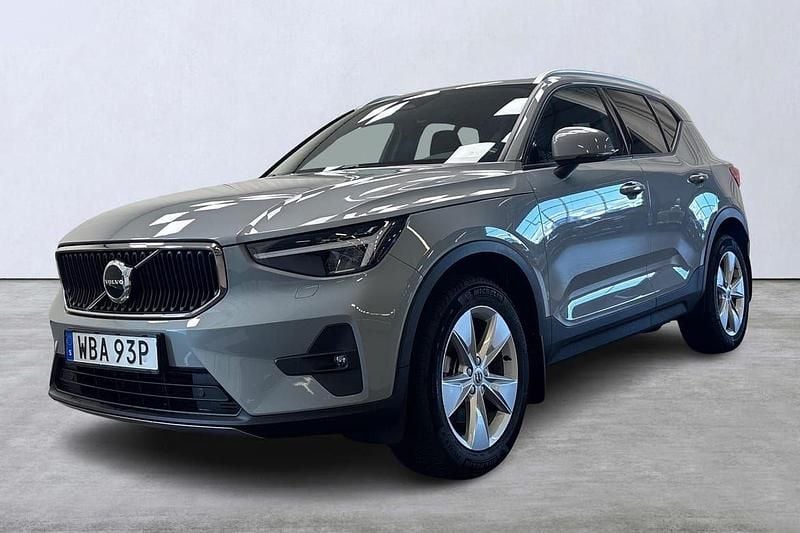 Grå Begagnad 2023 Volvo XC40 Core SUV | 349 900 kr (Marknadspris) - Bild 1/4