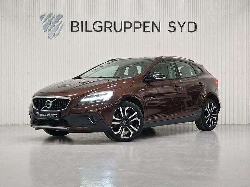 Begagnad Volvo V40 Summum 190 HK (139 kW) 2016 Brun Halvkombi