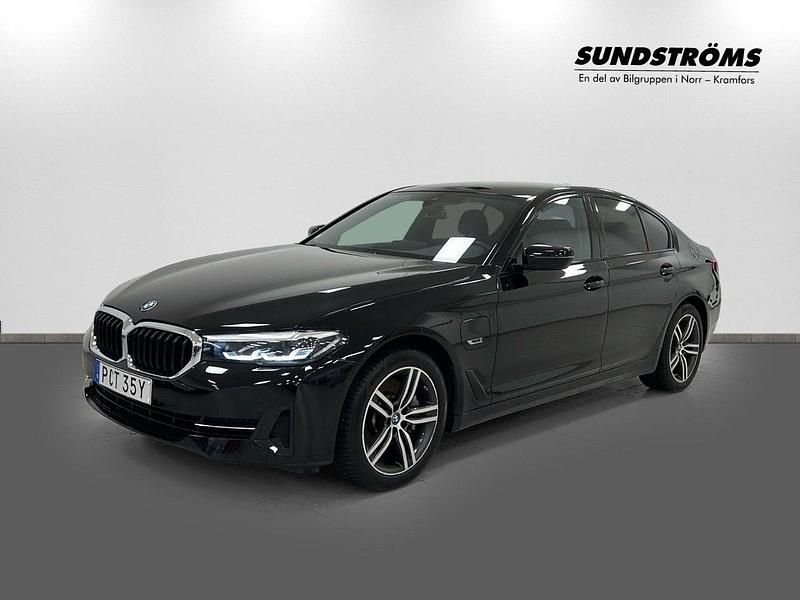 Svart Begagnad 2021 BMW 530e Shadowline Sedan | 399 900 kr (Marknadspris) - Bild 1/4