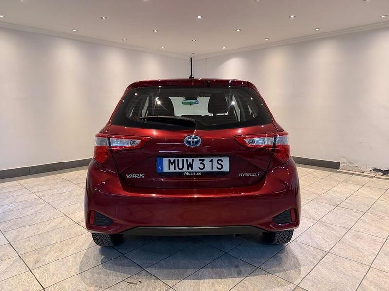 Begagnad Toyota Yaris Hybrid Active 101 HK (74 kW) 2019 Röd Halvkombi