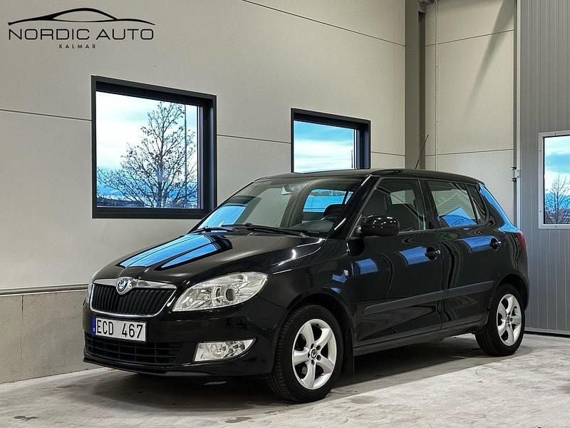Svart Begagnad 2011 Skoda Fabia Elegance Halvkombi | 34 990 kr (Marknadspris) - Bild 1/4