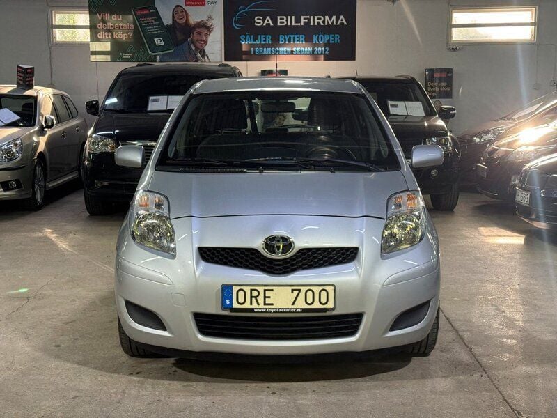 Silver Begagnad 2009 Toyota Yaris Halvkombi | 84 900 kr (Lite dyr) - Bild 1/4