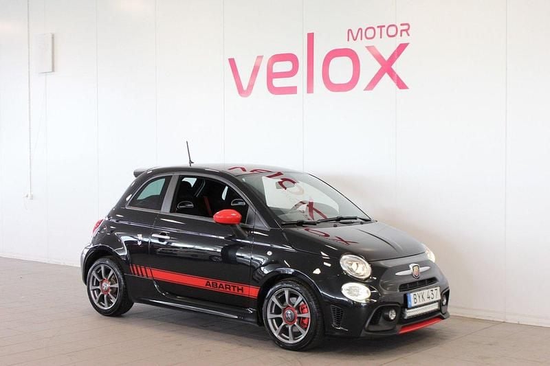 Svart Begagnad 2019 Abarth 595 Halvkombi | 154 900 kr (Marknadspris) - Bild 1/4