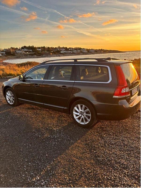 Grå Begagnad 2015 Volvo V70 Momentum Kombi | 135 000 kr (Marknadspris) - Bild 1/4