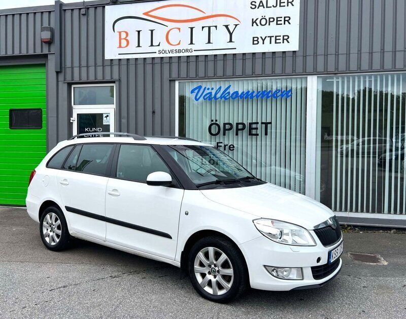 Vit Begagnad 2011 Skoda Fabia Elegance Kombi | 47 900 kr (Marknadspris) - Bild 1/4