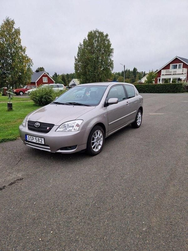 Grå Begagnad 2002 Toyota Corolla Halvkombi | 29 000 kr (Marknadspris) - Bild 1/4