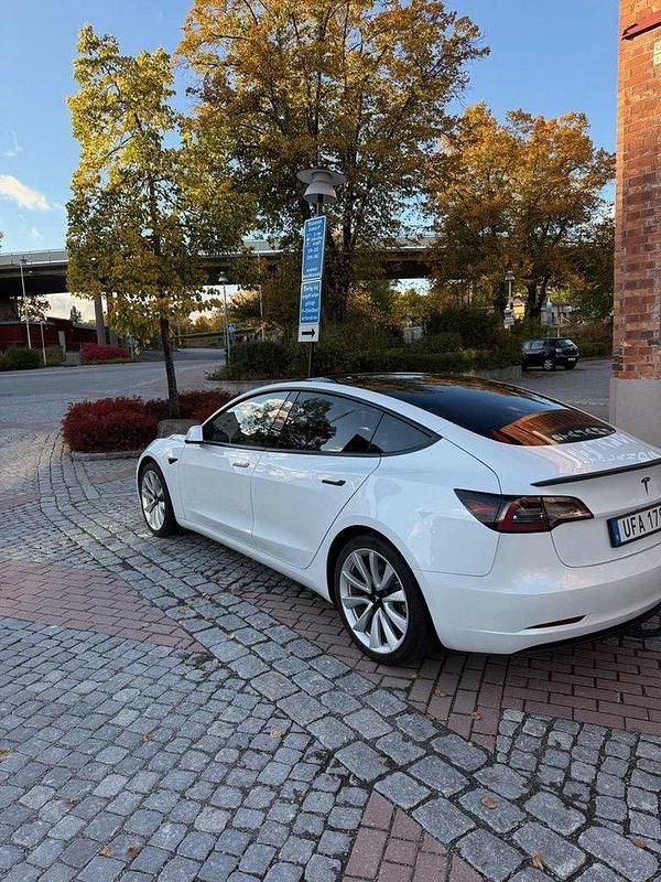 Vit Begagnad 2020 Tesla Model 3 Standard Range Plus Sedan | 269 000 kr (Dyr) - Bild 1/4