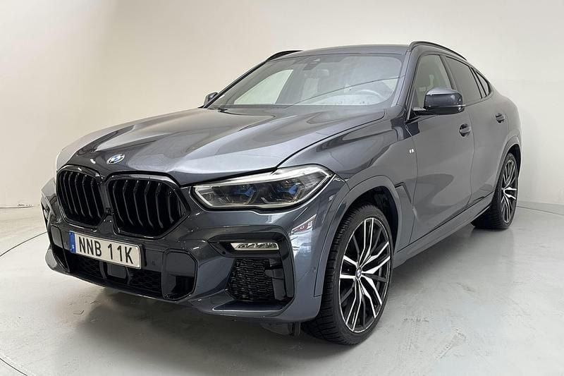 Grå Begagnad 2021 BMW X6 M Sport SUV | 625 000 kr - Bild 1/4