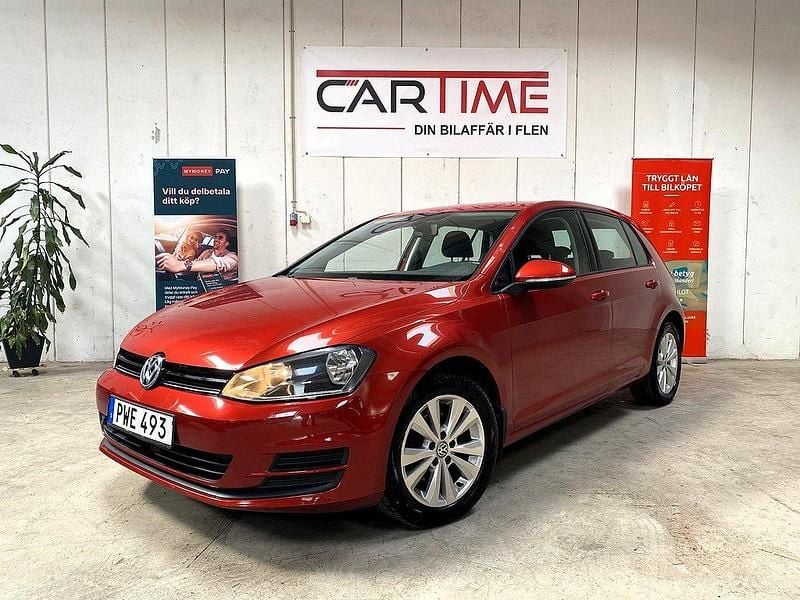 Röd Begagnad 2014 VW Golf VII Halvkombi | 99 700 kr (Marknadspris) - Bild 1/4