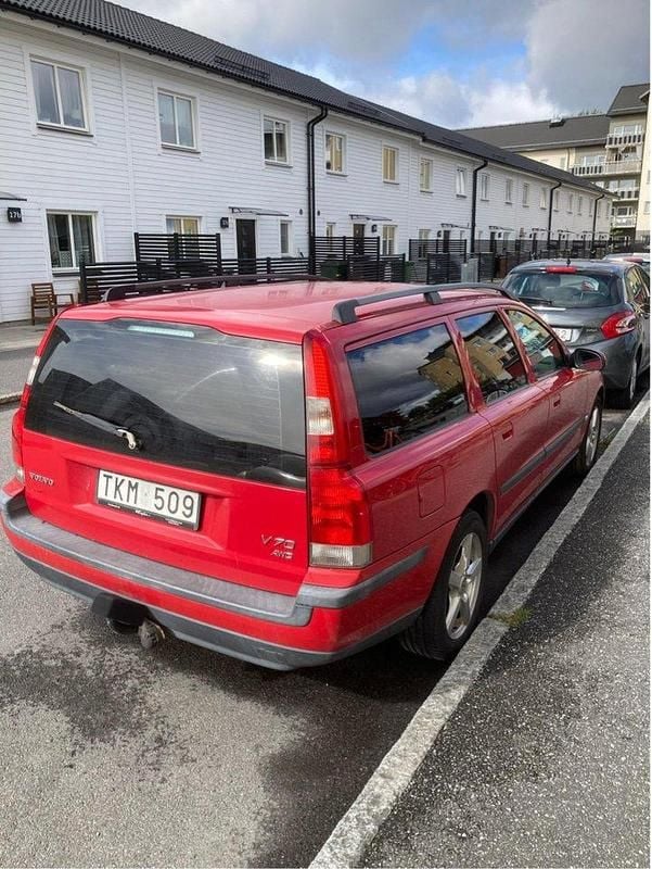 Röd Begagnad 2002 Volvo V70 Business Edition Kombi | 5 000 kr (Superpris) - Bild 1/4