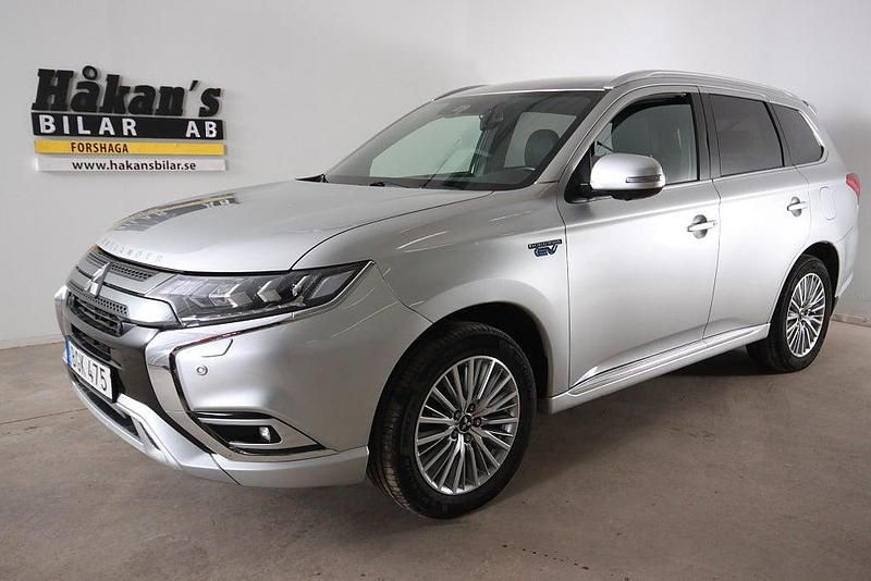 Begagnad Mitsubishi Outlander P-HEV 135 HK (99 kW) 2018 Silver SUV